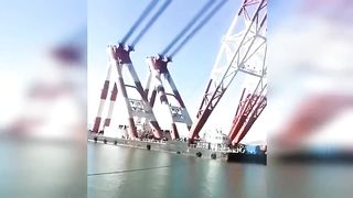 Sanggup Memindahkan Kapal, Inilah Crane Terbesar Dan Terkuat.