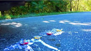 Esmagando coisas crocantes e macias de carro! CARRO EXPERIMENTAL x BALÕES