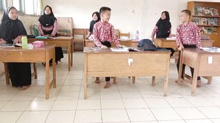 YELS OF ENTERTAINMENT FOR LEARNING IN THE CLASS, IN A SMALL PRIMARY SCHOOL ON THE BORDER