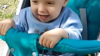 Малыш смешно танцует #федерикофеллини #дети #shorts