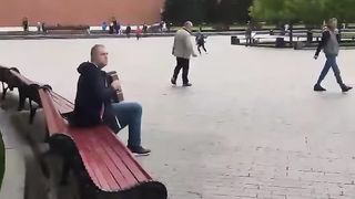 играет украинскую песню  Ой, у лузі червона калина  под стенами кремля ????????