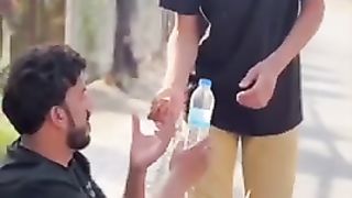 يمشون علية فلوس مزورة حسبي ونعم الوكيل