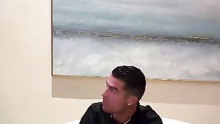 كرستيانو يشاهد مبارات ميسى