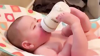 PRO SKILL drink milk of funny babies (Funny babies will make you so surprised)