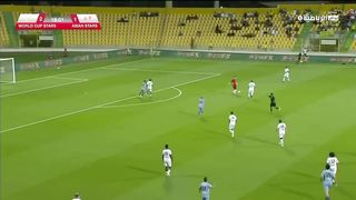 #لقطه_طريفه عصام الحضري يتصدى بيده خارج منطقة الجزاء????