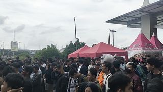 Cute Girlband and Full of Crowd!!! Awesome!!!