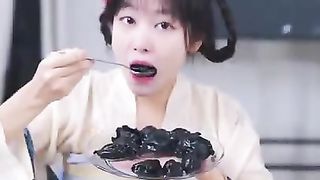 black EMOJI EATING CHALLENGE, 5 emojis