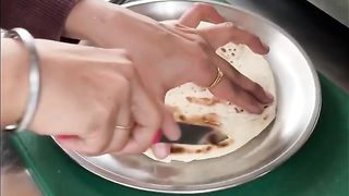 Hardworking lady selling kulhad pizza???? #foodies #streetfoodindia #shortsfeed #foodvlog #foodshorts