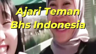 Megawati Ajarkan Bahasa Indonesia ke Rekan Rekan Koreanya