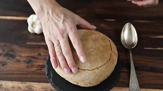 Ein typisches Österreichisches Gericht_ Alte Knoblauchsuppe im Brot.