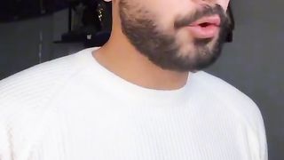 الام هي السند