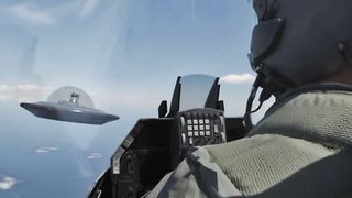 Un alienígena pasa cerca de un piloto de la fuerza aérea estadounidense