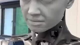 شاهد ماذا قال هذا الروبوت أثناء التصوير ????????