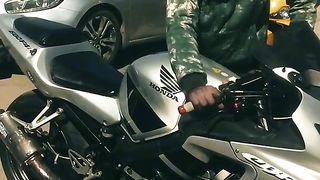 الصوت الراعي الرسمي لاي Bickers الصوت المحبب اليه