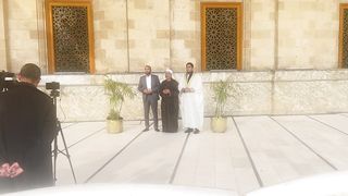 بردة المديح أمام مسجد الإمام الحسين