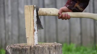 The fastest way to chop wood in the wild أسرع طريقة لتقطيع الخشب في حياة البرية
