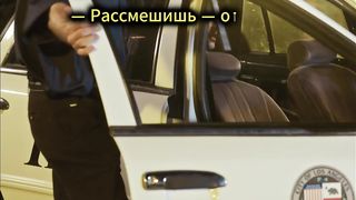 Останавливает мент машину...