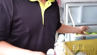 Fruits Cutting Skills / 水果切割技巧, 芭樂 - Night Market in Taiwan