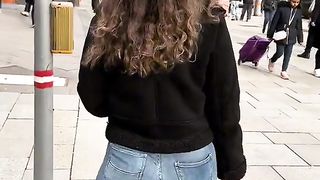 Pretty fitgirl in thé street