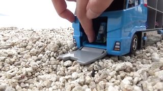 13 minicars & blue convoy! Play on the lake.