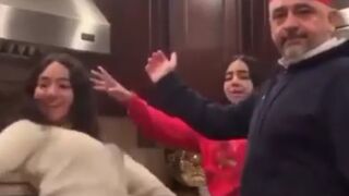 مشهد الأب يرقص مع أبنائه: