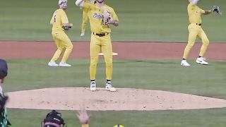 "Texas Hold ‘Em" Beyoncé In-Game Dance #savannahbananas​#beyonce​#bananaball​#Dancingbaseballteam​#Texas​