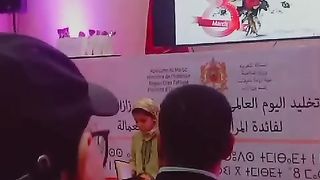 طفلة تقرأ القرآن الكريم بصوت جميل