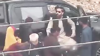 ویگو ڈالے والا ظالم انسان نشے میں دھت شخص جس نے معصوم بچوں اور بیوی کے