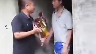 *‏غریبوں کو آٹا دینے کا طریقہ تبدیل کریں ورنہ انجام یہی ہونے والا ہے ۔