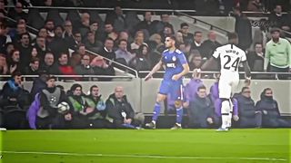 عندما مرر حامل الكرات اول اسيست في كرة القدم