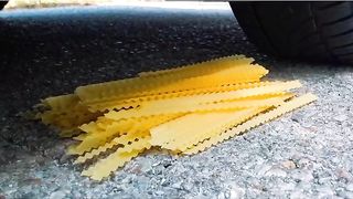 Esmagando coisas crocantes e macias de carro! CARRO EXPERIMENTAL vs JELLY