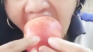 یہ عورت جب سیب کھا لے گی تب نئے الیکشن ھوں گے۔