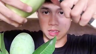 Makan mangga muda
