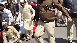 انڈیا میں پولیس نماز پڑھتے نمازیوں کو ٹانگیں مارتے رہے