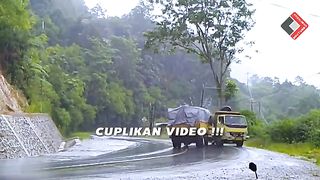 caught camera crash car,truck in corner
