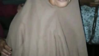 BANTU FIRALKAN guyss kasihan nenek ini mau pulang tidak tau alamat rumah nya. Nenek ini mengaku nama nya halimah nenek ini sudah pikun.