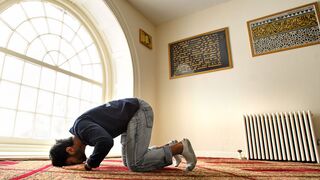 حكم من وجد على ثوبه نجاسة بعد الصلاة