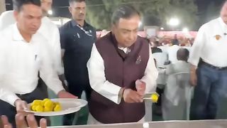 Mukesh Ambani Serving Food to Children Together With Anant Ambani and Radhika Merchant #ambani