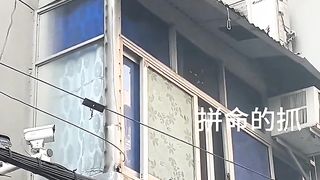 난간에 매달린 고양이 구해주기