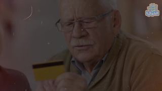 رجل عجوز يدخل إلى البنك ويقول إنه يرغب في .