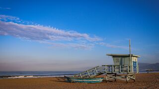 Gentle waves crashing on the beach