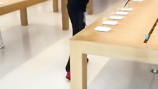 عجيب لص يسرق أمام الناس شركة آبل