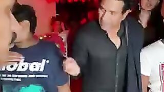So sweet of him na???? Sachin signs a kid’s bat as he leaves a restaurant in Bandra. He and wifey Anjali Tendulkar had come to Akina for dinner