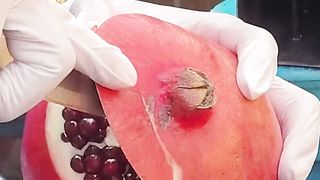 The process of making the famous pomegranate juice in Bangkok