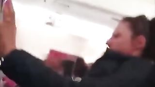 مطبات هوائية قاسية تتسبب بسقوط الحقائب على المسافرين ????!