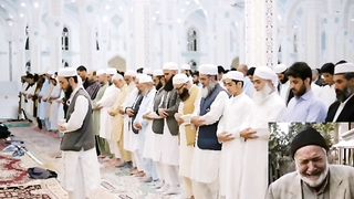 صوت حزين وتلاوة جميلة للشيخ في صلاة الجمعة.