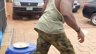 "مغامرة هزلية: حرامي يسرق بيض مقلي!""A comic adventure: A thief steals fried eggs!"