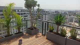 تصميم وهندسة حديقة في شرفة منزل عالية