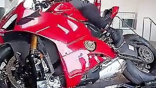 Young_kid_on_a_Panigale,_playing_Ride4._Motorbike_simulator,_Simulateur_moto,_Simulador_de_motogp(360p).