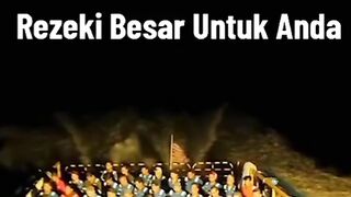 SHOLAT BERJAMAAH DIATAS KAPAL LAUTAN LEPAS